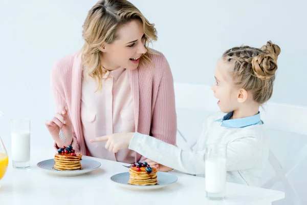 Retrato Madre Hija Desayunando Juntas Mesa — Foto de Stock