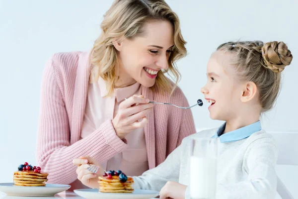 Glückliche Mutter Und Tochter Beim Gemeinsamen Frühstück Tisch — Stockfoto