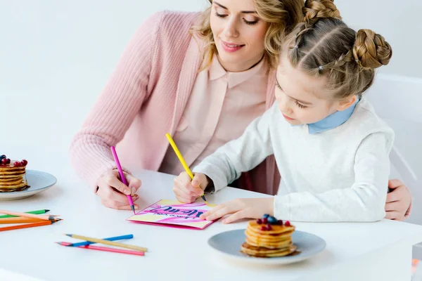 Retrato Madre Hija Haciendo Postal Saludo Juntos Mesa — Foto de Stock