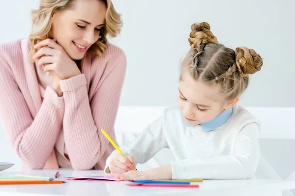 Sorrindo Mãe Olhando Para Filha Fazendo Cartão Postal Saudação Mesa — Fotografia de Stock