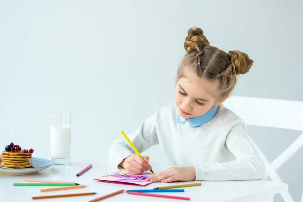 Portret Dziecka Rysunek Pozdrowienie Pocztówka Dla Matki Kolorowe Ołówki Przy — Zdjęcie stockowe