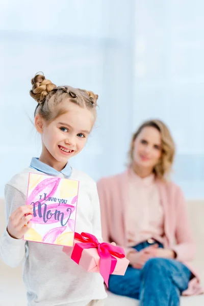 Adorable Daughter Showing Postcard Happy Mothers Day — Stock Photo, Image