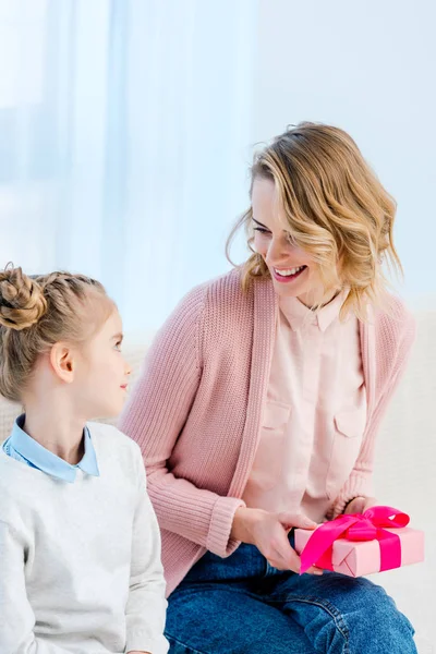 Lächelnde Mutter Hält Geschenkbox Der Hand Und Schaut Tochter Glücklichen — Stockfoto