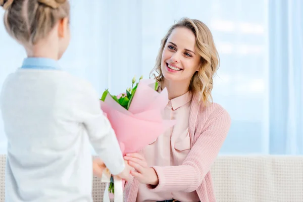 Tochter Überreicht Mutter Glücklichen Muttertag Blumenstrauß — Stockfoto