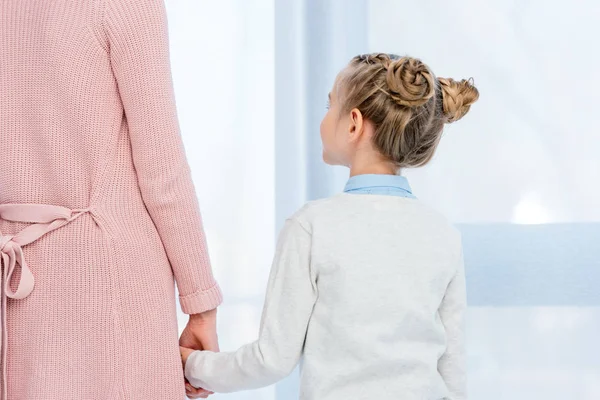Cropped Image Mother Daughter Holding Hands Home — Free Stock Photo