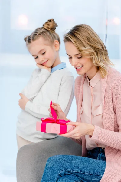 Glückliche Tochter Schaut Wie Mutter Das Geschenk Glücklichen Muttertag Öffnet — Stockfoto