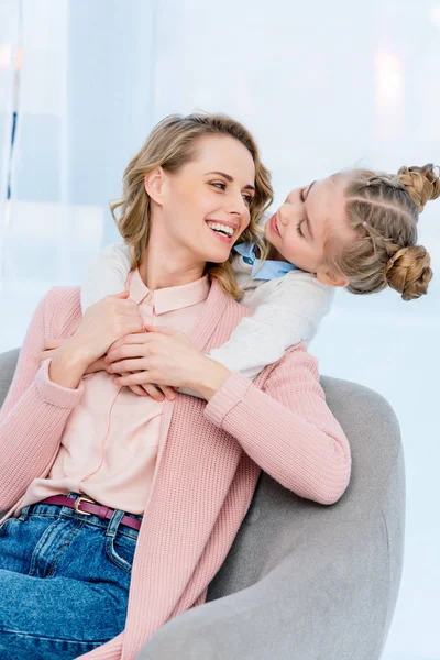 Sorrindo Filha Abraçando Mãe Eles Olhando Para Outro Casa — Fotografia de Stock