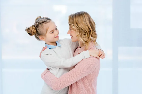 Felice Madre Figlia Che Abbracciano Casa — Foto Stock