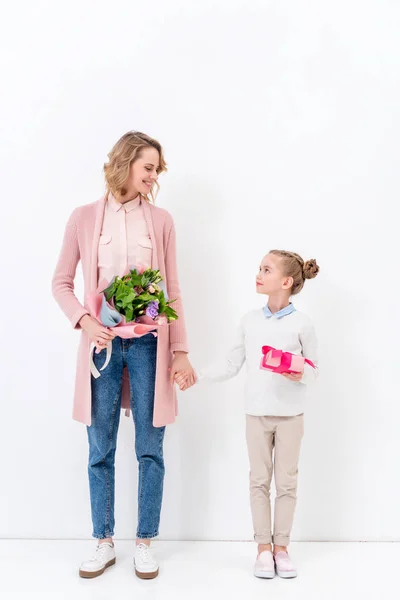 Mère Fille Avec Cadeaux Tenant Main Sur Fête Des Mères — Photo