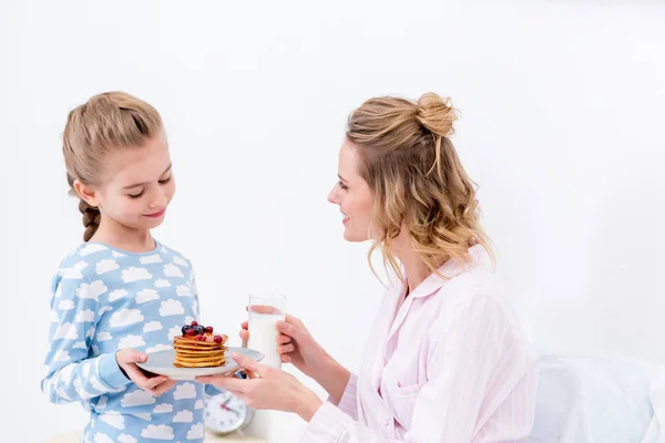 Daughter Giving Mother Pancakes Happy Mothers Day — Free Stock Photo