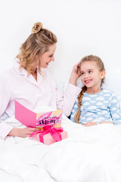 Moeder Lakmoesproef Lachende Dochter Bedrijf Briefkaart Gelukkige Moederdag — Stockfoto