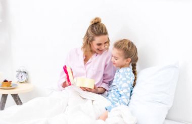 mutlu anne holding kızları mutlu anneler günü hediyesi