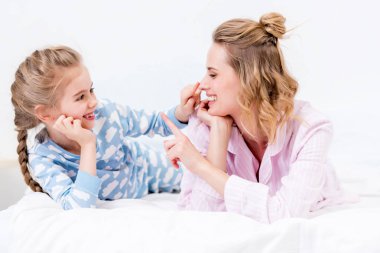 Anne ve kızı eğleniyor ve burun ile evde parmak dokunmadan