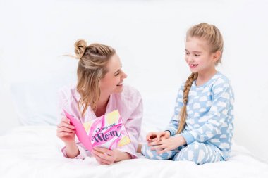 mutlu anneler günü kızımı mutlu anne holding kartpostal