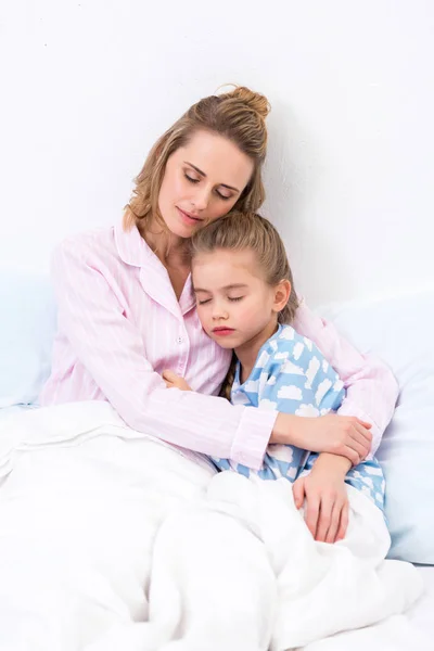 Mother Daughter Sitting Closed Eyes Hugging Bed Home — Free Stock Photo