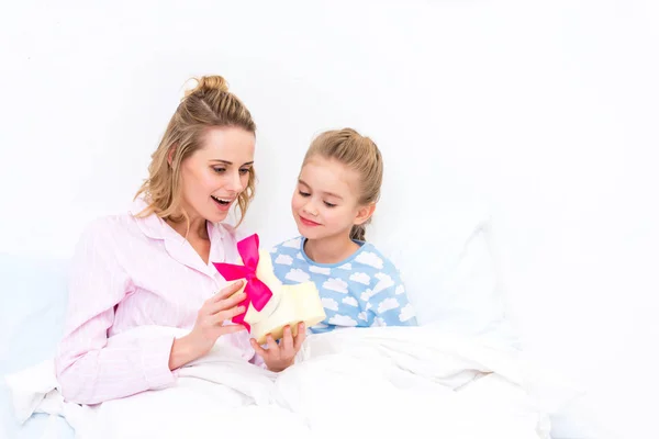 Surprised Mother Opening Daughters Present Happy Mothers Day — Stock Photo, Image