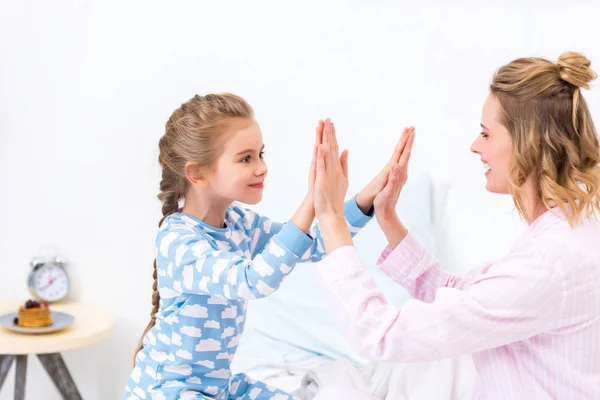 Mother Daughter Touching Palms Bed Home — Free Stock Photo