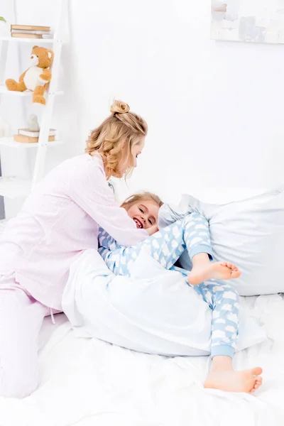 Moeder Kietelen Dochter Bed Thuis — Stockfoto