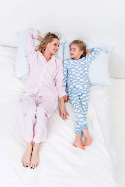 Vista Alto Ângulo Mãe Filha Deitadas Cama Casa — Fotografia de Stock