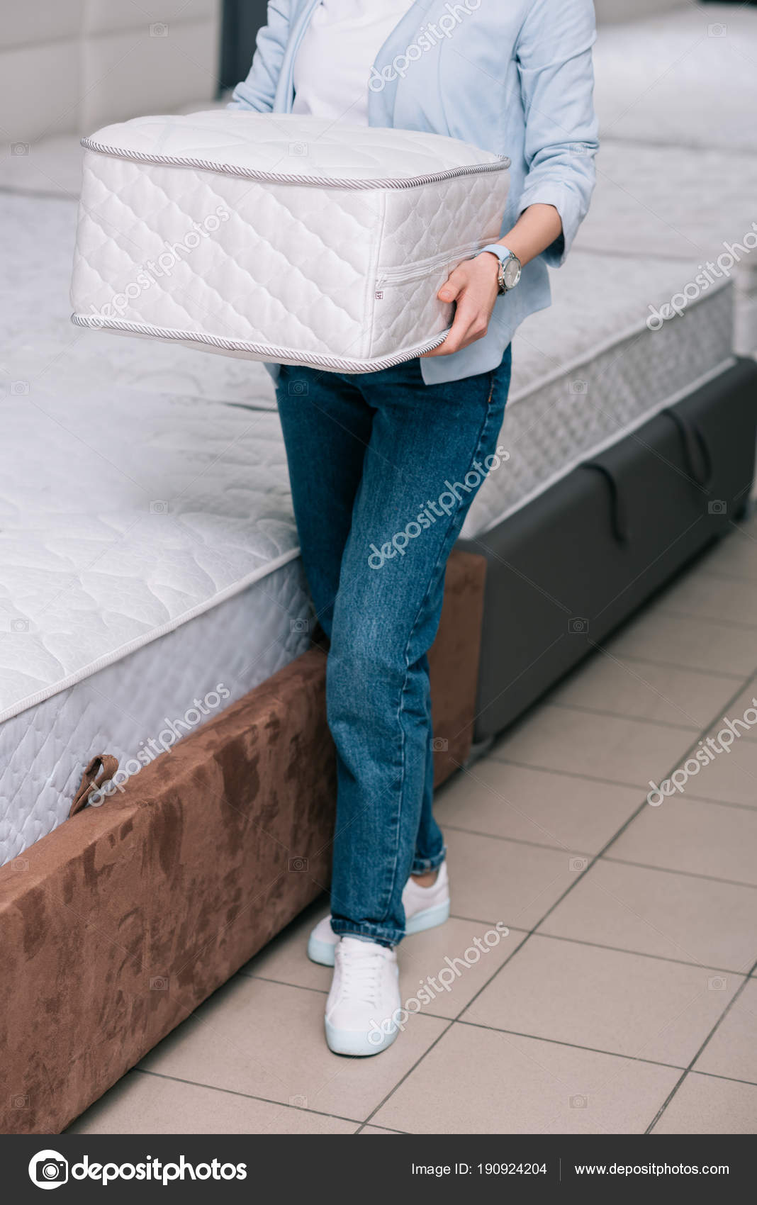 Kadının Yatak Mobilya Mağazaları Elinde Katlanır Kırpılmış