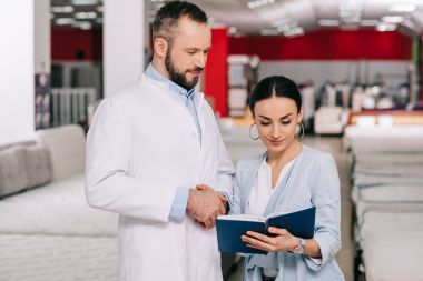 not defterinde düzenlenen minder ile Mobilya Mağazaları ile Beyaz önlük ve kadın erkek Dükkanı Yardımcısı