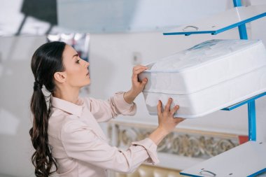 kadın müşteri ortopedik Katlanır yatak mobilya mağaza seçme yan görünüm