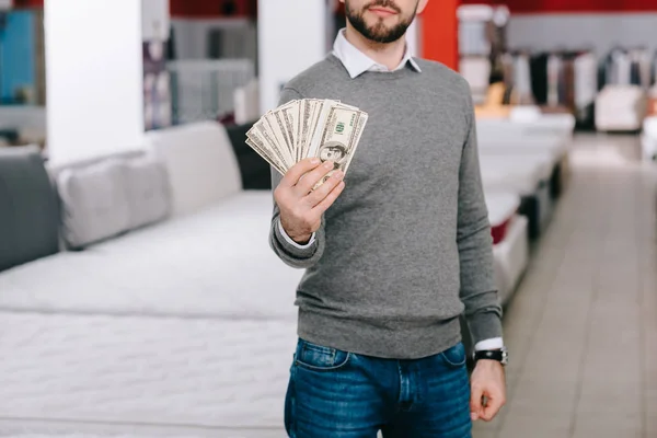 Vista Parcial Del Comprador Masculino Mostrando Billetes Dólares Tienda Muebles — Foto de Stock
