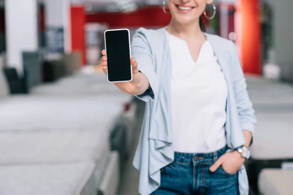 Schnappschuss Einer Lächelnden Frau Zeigt Smartphone Mit Leerem Bildschirm Möbelhaus — Stockfoto