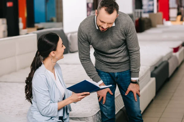 Par Med Anteckningsboken Möbler Butik Med Ordnade Madrasser — Stockfoto