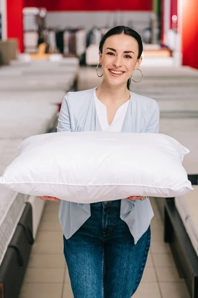 Portret Van Lachende Vrouw Weergegeven Kussen Meubelwinkel — Stockfoto