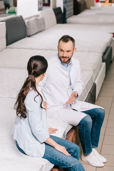 Assistente Loja Casaco Branco Cliente Feminino Loja Móveis Com Colchões — Fotografia de Stock Grátis