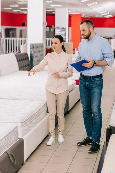 Paar Met Kladblok Matras Samen Kiezen Meubels Opslaan Met Gearrangeerde — Stockfoto