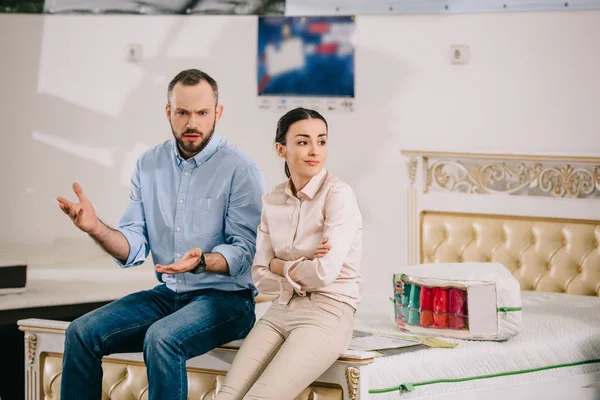 Portrait Couple Having Disagreement Furniture Store — Stock Photo, Image