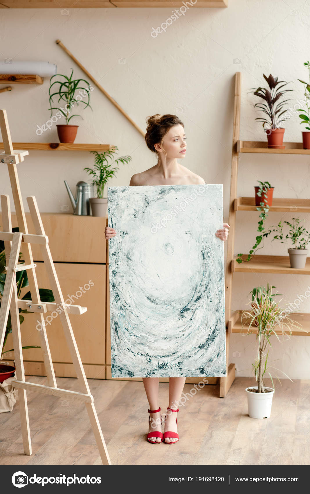 Vista Completa Hermosa Joven Artista Desnuda Sandalias Rojas Sosteniendo  Imagen: fotografía de stock © IgorVetushko #191698420 | Depositphotos