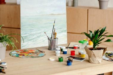 Sanatçı çalışma alanı Boya fırçaları ve Sanat Atölyesi palette ile yakından görmek