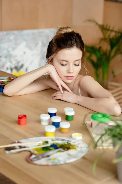 Belle Jeune Artiste Tendre Penché Table Avec Des Peintures Palette — Photo