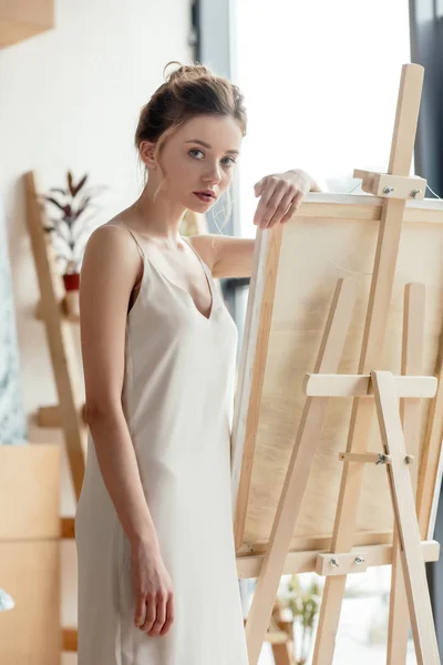 Beautiful Tender Young Artist Leaning Easel Looking Camera — Stock Photo, Image
