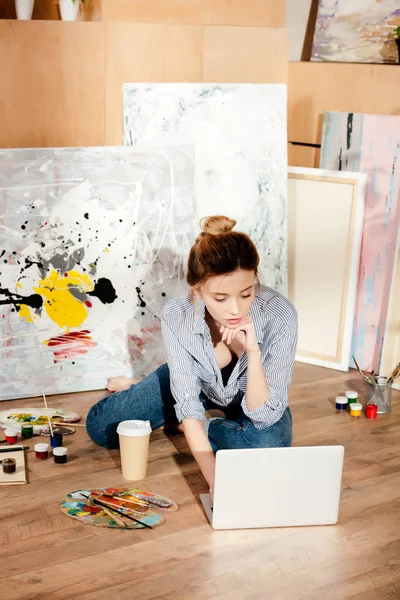 Beautiful Young Artist Using Laptop Art Studio — Stock Photo, Image