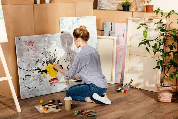 Achteraanzicht Van Aantrekkelijk Meisje Kunstatelier Schilderij — Stockfoto