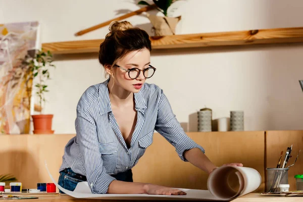 Beautiful Young Woman Eyeglasses Rolling Canvas Art Studio — Stock Photo, Image