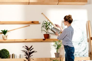 Sulama gözlük genç şık kadın yan görünüm bitki saksı 