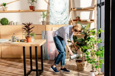 Sulama gözlük şık kadın sanatçı planı Studio saksı