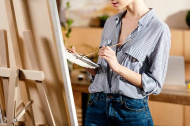 genç kadın, palet ve paintbrush Studio Resim kırpılmış 