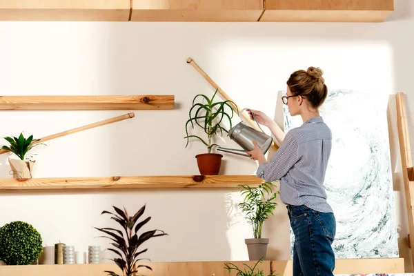 Sulama gözlük genç şık kadın yan görünüm bitki saksı 