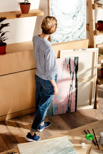 Vista Trasera Joven Artista Femenina Mirando Pintura Estudio — Foto de Stock