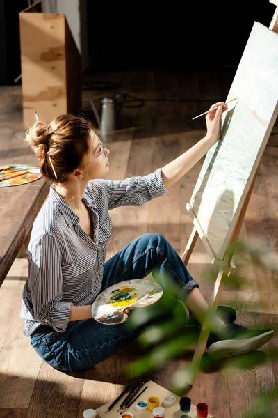 Side View Stylish Female Artist Eyeglasses Painting Easel — Stock Photo, Image