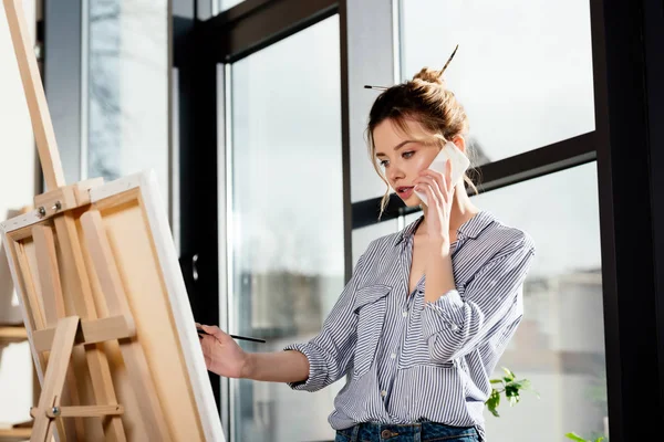 Young Female Artist Talking Smartphone Painting Easel — Stock Photo, Image