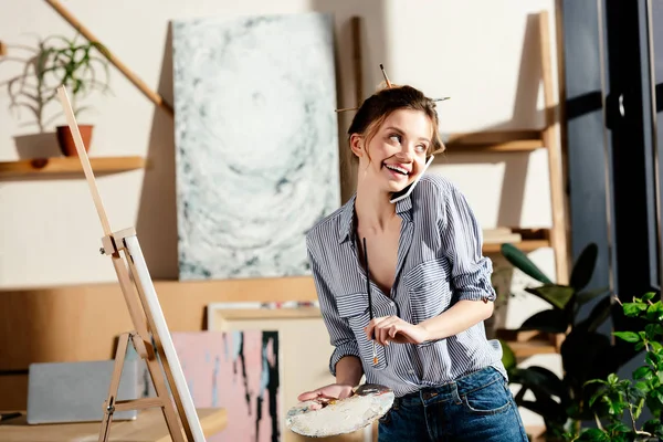 Sonriente Artista Femenina Hablando Teléfono Inteligente Dibujo — Foto de Stock