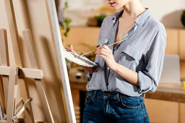 Imagen Recortada Mujer Joven Con Paleta Pincel Estudio —  Fotos de Stock