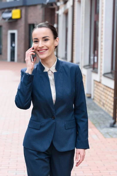 Smiling Beautiful Businesswoman Talking Smartphone City — Free Stock Photo